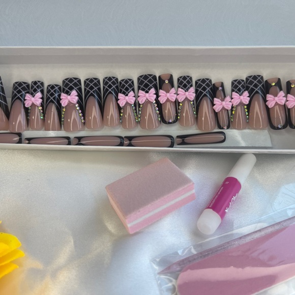 Chic Nude & Black Press-On Nails with Rhinestones and 3D Bow Accents - Picture 3 of 3